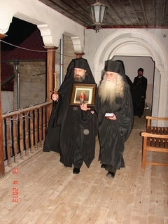 Въвеждане в килията на новоподстриган брат